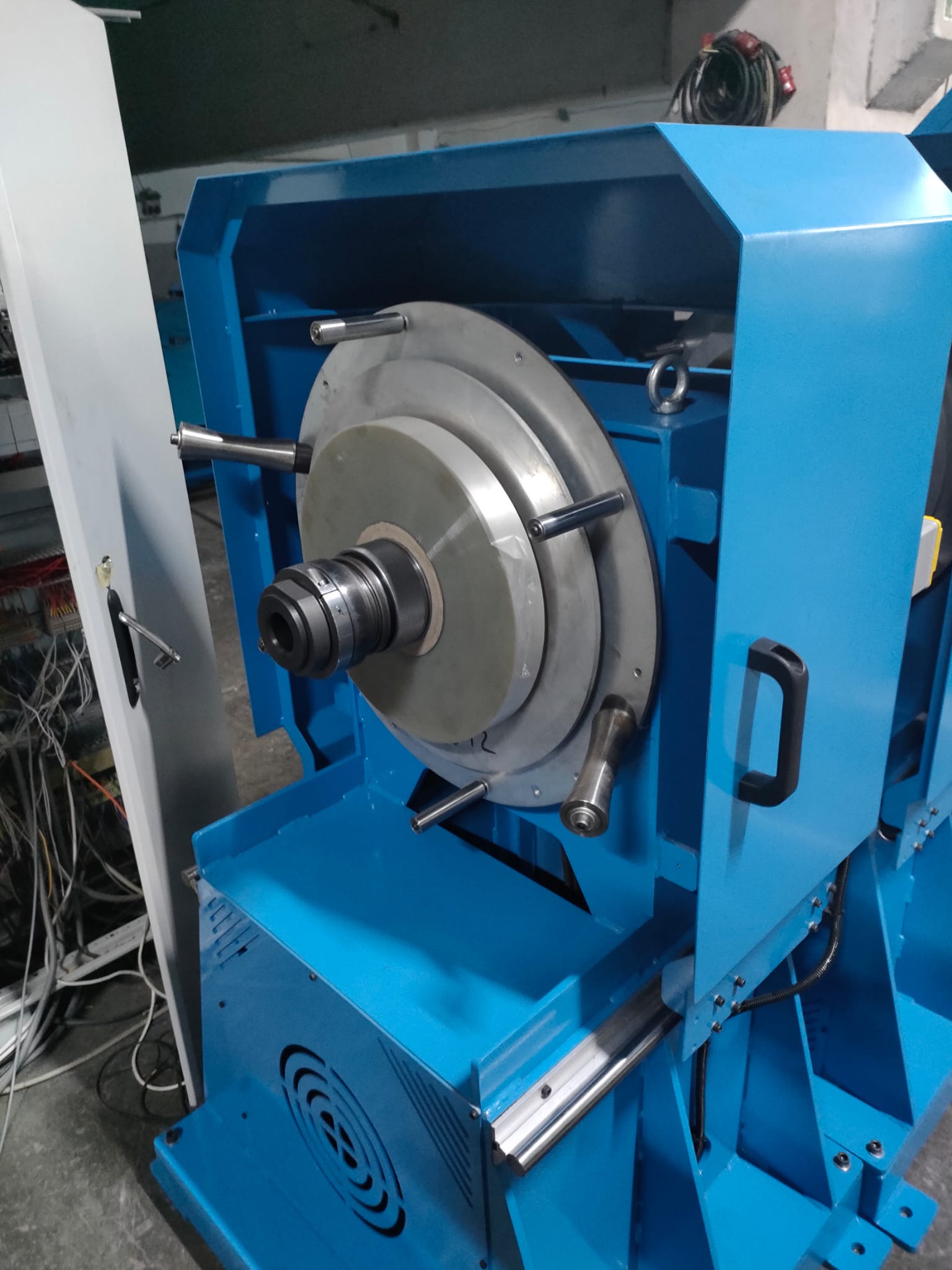 Concentric taping machine