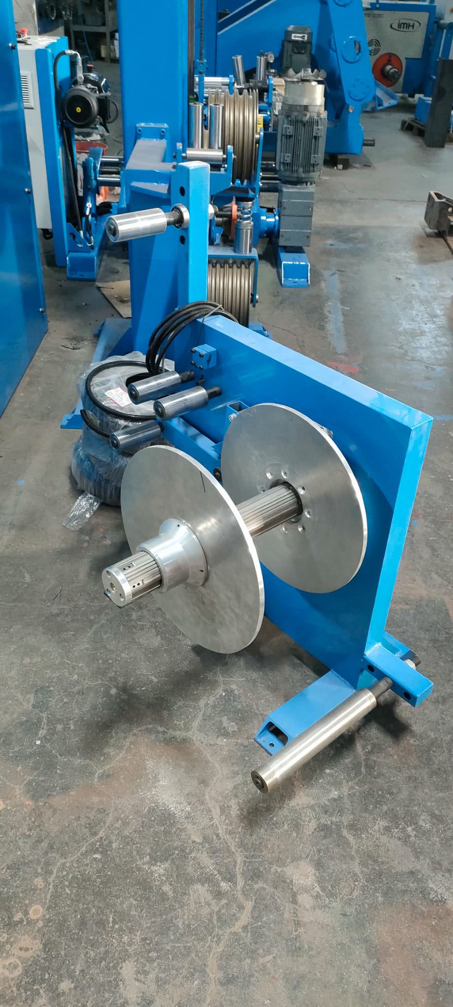 Spool taping machine